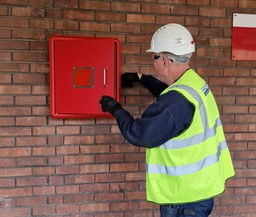 A Gerda Security engineer installs a PIB.